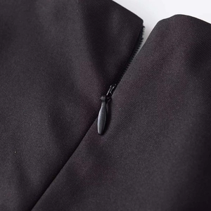 Combinaison ajustée noire avec fermeture éclair invisible et tissu en sergé premium