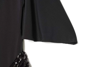 Dettaglio del vestito nero senza maniche con ricami di paillettes e texture liscia