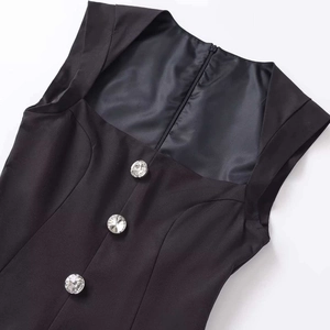 Combinaison sans manches noire chic avec col carré et boutons ornés de strass brillants