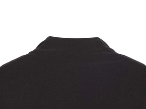 Dettaglio dello scollo dell'abito in maglia nera con collo alto e cuciture pregiate