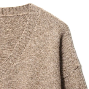 Pull en maille à col en V marron camel minimaliste avec détails de texture côtelée