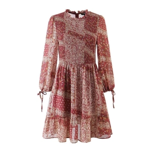 Robe vintage rouge à motif cachemire avec buste smocké et manches longues à nœuds