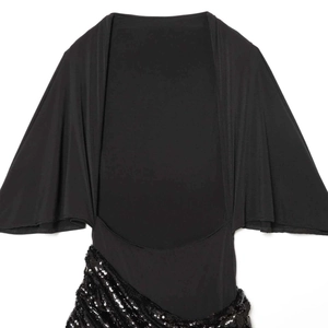Abito corto nero senza maniche con schiena scoperta e dettagli in paillettes diagonali lucide