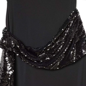 Elegante abito nero senza maniche con dettagli in paillettes riflettenti sulla vita