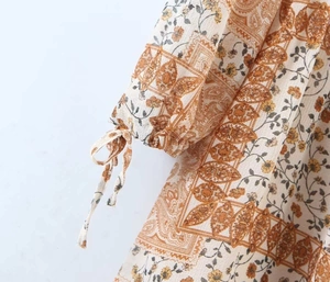 Vue détaillée du tissu à imprimé floral bohème avec poignets à cordon réglables