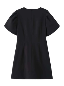 Détail du dos d'une mini-robe avec fermeture éclair invisible et manches bouffantes