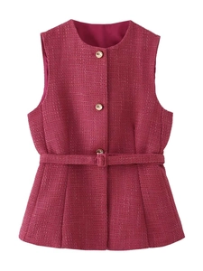 Dettaglio del gilet in tweed rosa con bottoni dorati e trama del tessuto intrecciato