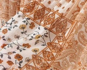 Vue détaillée de l'imprimé floral cachemire sur le tissu léger d'une robe d'été