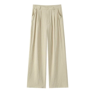 Flachbild von hellbeigen High-Waist-Weitbeinhosen mit gefalteter Taille und Knopfdetail