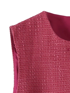 Dettaglio ravvicinato del tessuto tweed rosso lampone su spalla e scollo del gilet
