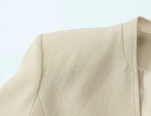 Detailansicht der feinen Webstruktur und Schulternaht des beigen Blazers aus Qualitätsstoff