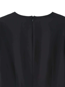 Détail de la robe courte noire avec encolure ronde et fermeture éclair invisible au dos