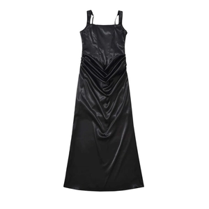 Robe longue noire en satin avec taille plissée et coupe ajustée élégante
