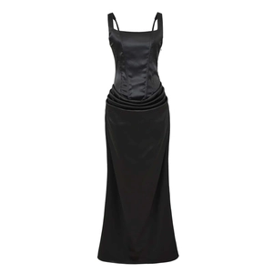 Robe longue élégante en satin noir avec haut corset structuré et détails drapés à la taille