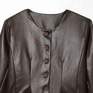 Veste vintage en similicuir marron foncé avec col rond et finition texturée