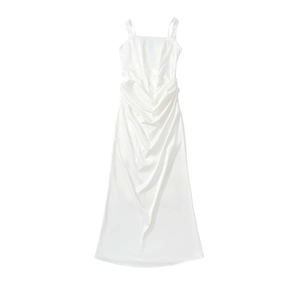 Robe longue élégante en satin blanc avec col carré et détails froncés pour femme