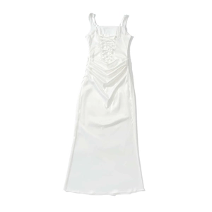 Vue détaillée d'une robe longue en satin blanc avec dos lacé et détails froncés