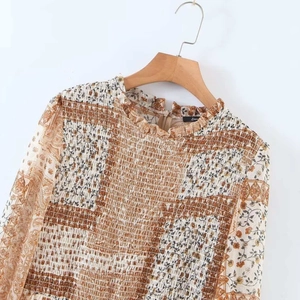 Blouse à imprimé patchwork rétro, manches longues, col volanté et poitrine élastique froncée