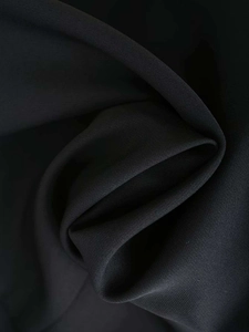 Gros plan d'un tissu noir de haute qualité avec armure toile et texture soyeuse