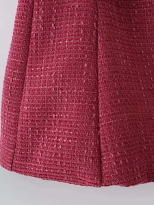 Dettaglio ravvicinato di tessuto tweed rosa premium con trama intrecciata e bordi rifiniti