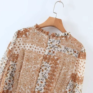 Robe à manches longues imprimé cachemire avec col montant volanté et zip au dos