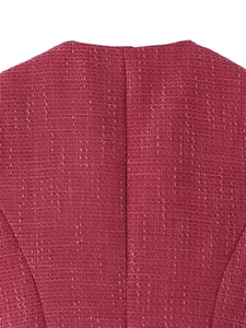 Dettaglio del tessuto in tweed rosa con cucitura verticale sul retro del gilet