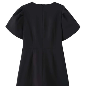 Mini-robe noire à manches courtes bouffantes et fermeture éclair dos, style minimaliste