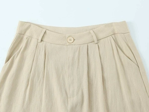 Details beige weit geschnittene Hose mit Einknopf-Verschluss, Gürtelschlaufen und Bundfalten