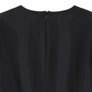 Mini-robe noire courte avec nœud décoratif et fermeture éclair invisible au dos