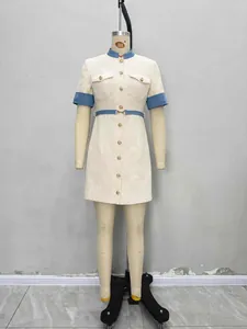 Robe élégante en tweed crème avec bordures contrastées bleu marine et boutons dorés