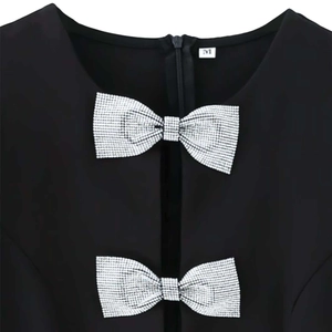 Mini robe noire courte avec col rond et détails de nœuds en strass argentés brillants
