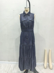 Abito lungo in denim blu senza maniche con colletto a camicia e gonna a balze a più strati