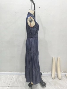 Abito lungo senza maniche in denim blu scuro con bottoni frontali e vita con cintura