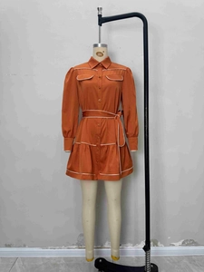 Robe chemise en satin caramel à manches longues avec passepoil blanc et ceinture à nouer