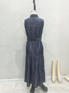 Abito lungo in denim blu senza maniche con colletto a rever, cintura e gonna a balze