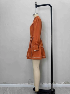 Robe chemise satinée orange à manches longues avec passepoil blanc et ceinture