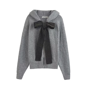 Cardigan in maglia grigio chiaro con cappuccio, fiocco nero e zip integrale