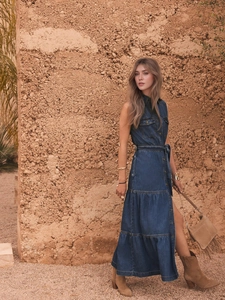 Dettaglio dell'abito lungo in denim blu scuro con colletto a camicia e cintura