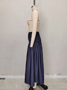 Detail der dunkelblauen Jeansrock mit hoher Taille, Smokbund und Stufenfalten