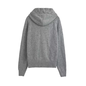 Dettaglio posteriore felpa con cappuccio in maglia grigia con spalle basse e polsini