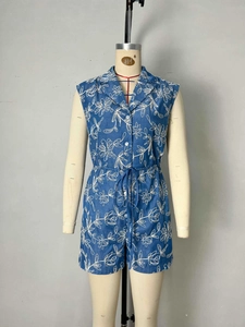 Mono azul con estampado floral sin mangas, cuello de solapa y cordón en la cintura