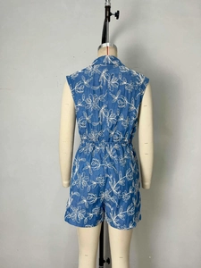 Mono corto sin mangas azul marino con flores, cintura ajustada y cuello alto vista trasera