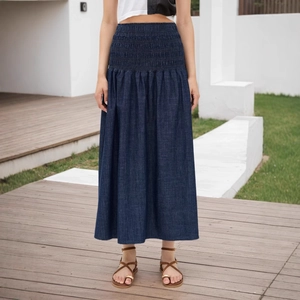 Detail des gesmokten elastischen Bunds am dunkelblauen Denim-Maxirock für Damen