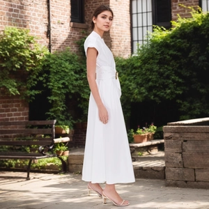 Dettagli dell'abito lungo bianco con collo alto e cintura con fibbia in metallo dorato