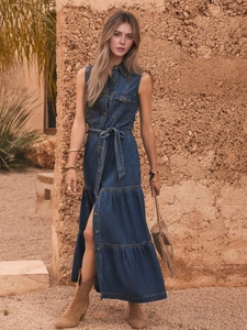 Abito lungo senza maniche in denim blu con bottoni frontali e cintura in vita