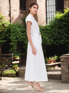 Elegante abito lungo bianco con collo alto e cintura con fibbia metallica a forma di sole