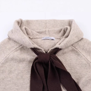 Cardigan in maglia beige con cappuccio da donna con un fiocco decorativo marrone scuro