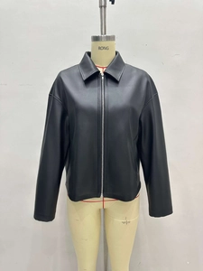 Giacca corta in ecopelle nera da donna con colletto a revers e tasche con cerniera laterale