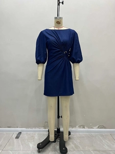 Dunkelblaues Off-Shoulder Minikleid mit Puffärmeln, Knoten und goldener Perlenverzierung