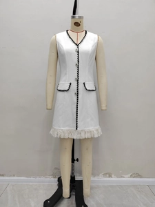 Robe blanche sans manches en tweed élégante avec bordures noires et ourlet frangé